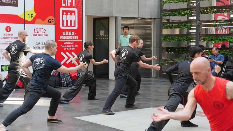 Intensives Training im Seminar mit fokussierten Schülern in Reihen