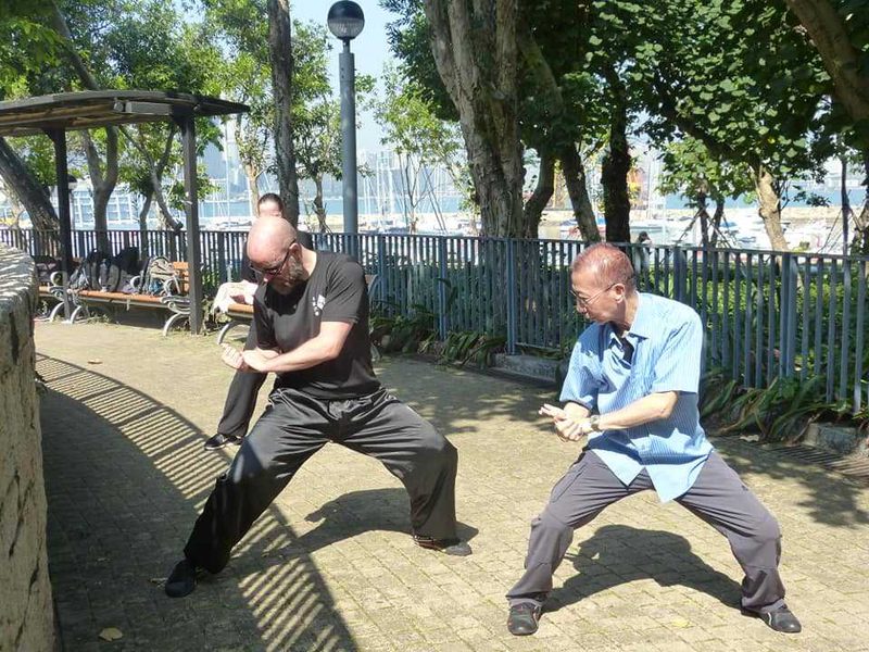 Sigung Lam Chun Fai demonstriert eine Kung-Fu-Technik mit präzisen Bewegungen