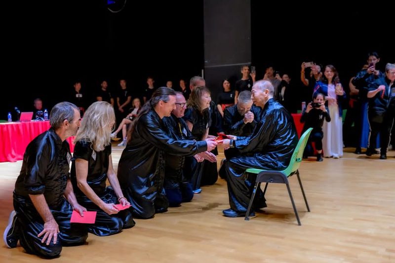 Bai Si Zeremonie: Sifu Niels Kleinert wird von Großmeister Lam Chun Fai als Indoor Disciple aufgenommen