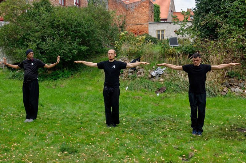 Gruppe trainiert die Tigerform Gung Gee Fuk Fu Kuen in tiefen Ständen