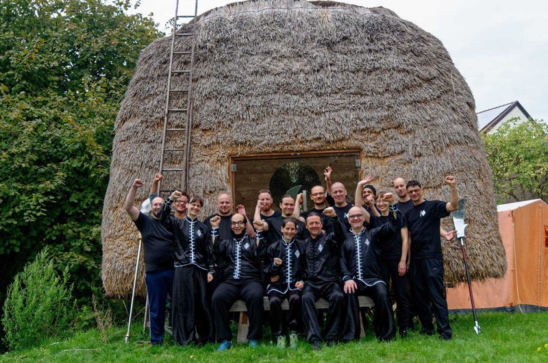 Vor der Saunahütte im Garten des Ballsaals Tucholski