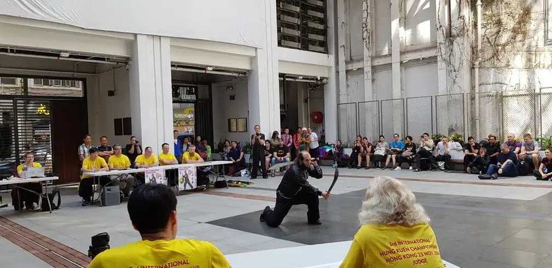 Marco Ziener führt Seung Lung Do Drachen-Doppelsäbel vor