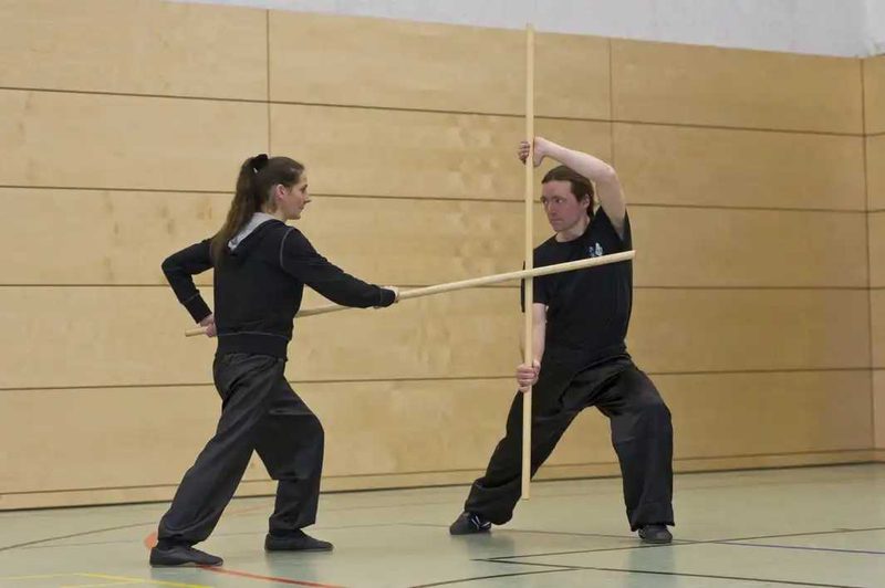 Sifu Niels Kleinert trainiert mit Hella Fenske Kwan Do Doi Cheong, Hellebarde gegen Speer